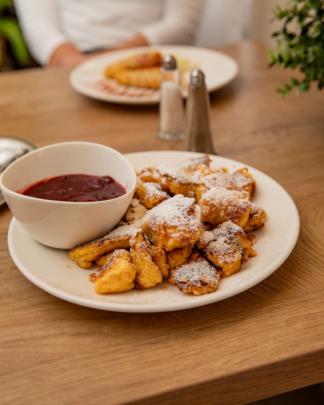 Kaiserschmarrn, Traditionelle Wiener Nachspeise mit Beilagen im Restaurant Walter’s Mühle