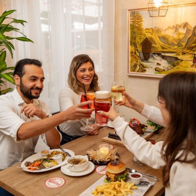 Familie beim Essen in Walter's Mühle Restaurant in der Lobau, Wien