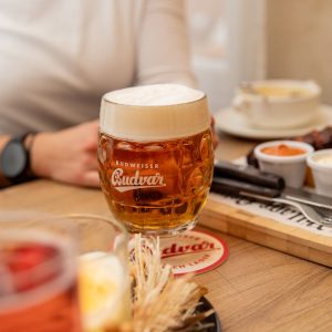 Bier und traditionelle Wiener Gerichte im Restaurant Walter’s Mühle