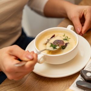 Traditionelle Wiener Suppe im Restaurant Walter’s Mühle