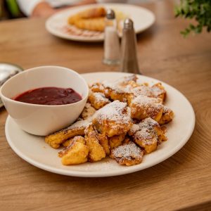 Kaiserschmarrn, Traditionelle Wiener Nachspeise mit Beilagen im Restaurant Walter’s Mühle