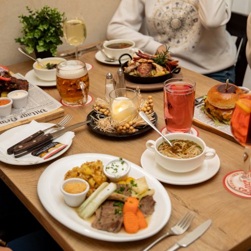 Gedeckter Tisch mit Wiener Spezialitäten im Restaurant Walter’s Mühle